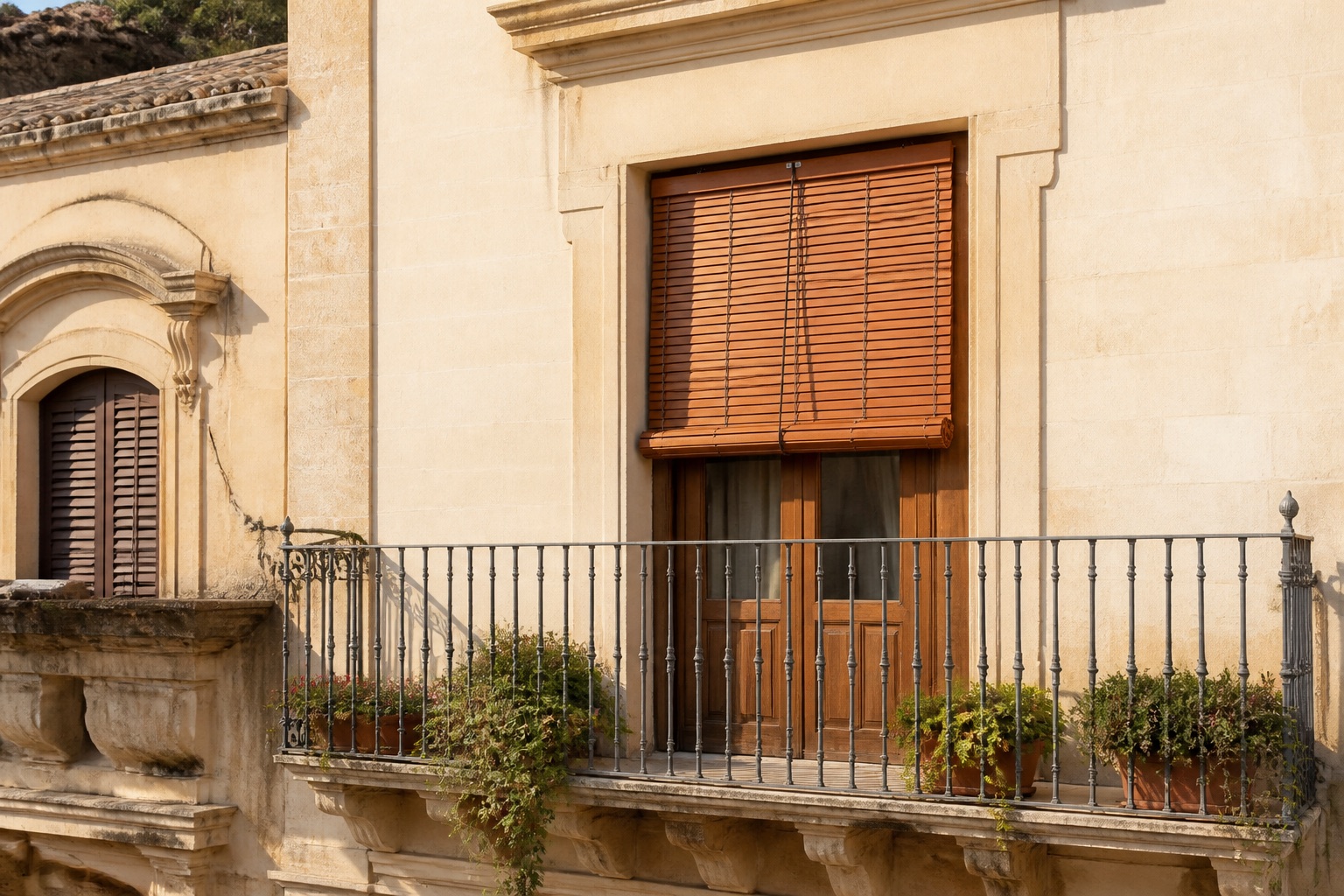 Cassina siciliana in legno naturale su un balcone in pietra