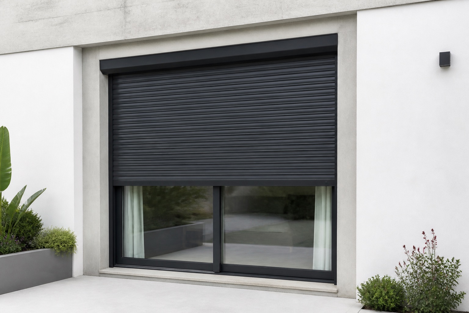 Avvolgibile in PVC antracite su una villa contemporanea
